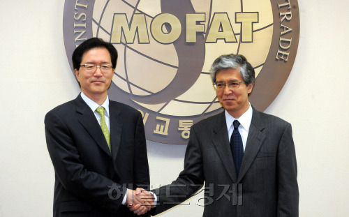 9일 오전 서울 도렴동 외교통상부에서 한.일 FTA 제2차 국장급 협의가 개최되는 가운데 이윤영(왼쪽) 외교통상부 FTA 교섭국장과 야기 타케시 일본 외무성 경제국장이 악수를 하고 있다./ 안훈기자 rosedale 2011.05.09
9일 오전 서울 도렴동 외교통상부에서 한.일 FTA 제2차 국장급 협의가 개최되는 가운데 이윤영(왼쪽) 외교통상부 FTA 교섭국장과 야기 타케시 일본 외무성 경제국장이 악수를 하고 있다./ 안훈기자 rosedale 2011.05.09
9일 오전 서울 도렴동 외교통상부에서 한ㆍ일 자유무역협정(FTA) 제2차 국장급 협의가 개최됐다. 이윤영(왼쪽) 외교통상부 FTA 교섭국장과 야기 다케시 일본 외무성 경제국장이 악수를 하고 있다. 안훈 기자 rosedale@