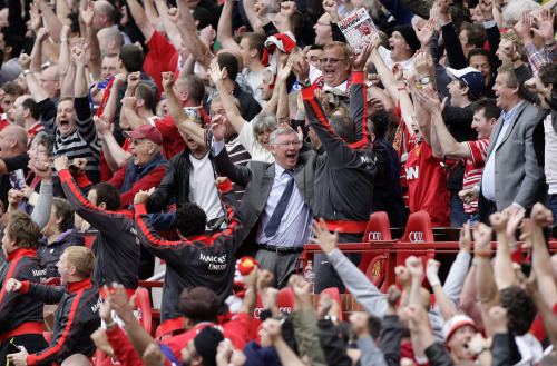 <YONHAP PHOTO-0123> Manchester United manager Alex Ferguson, center, celebrates after beating Chelsea in their English Premier League soccer match at Old Trafford, Manchester, England, Sunday May 8, 2011. (AP Photo/Jon Super) NO INTERNET/MOBILE USAGE WITHOUT FOOTBALL ASSOCIATION PREMIER LEAGUE (FAPL) LICENCE. CALL +44 (0) 20 7864 9121 or EMAIL info@football-dataco.com FOR DETAILS/2011-05-09 02:42:36/ <저작권자 ⓒ 1980-2011 ㈜연합뉴스. 무단 전재 재배포 금지.>
Manchester United manager Alex Ferguson (center) celebrates after his side beat Chelsea. AP-Yonhap News