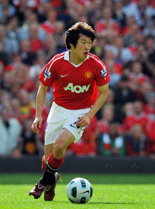<YONHAP PHOTO-0052> Manchester United's South Korean midfielder Park Ji-Sung runs with the ball during the English Premier League football match between Manchester United and Chelsea at Old Trafford in Manchester, north west England, on May 8, 2011. AFP PHOTO/ANDREW YATES - FOR EDITORIAL USE ONLY Additional licence required for any commercial/promotional use or use on TV or internet (except identical online version of newspaper) of Premier League/Football League photos. Tel DataCo +44 207 2981656. Do not alter/modify photo. /2011-05-09 01:06:37/ <저작권자 ⓒ 1980-2011 ㈜연합뉴스. 무단 전재 재배포 금지.>
Man United midfielder Park Ji-sung attacks Chelsea’s defense.
AFP-Yonhap News