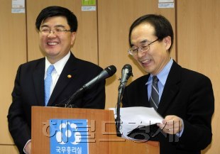 임채민(왼쪽) 국무총리실장과 김준경 KDI 국제정책대학원 교수가 9일 오전 서울 세종로 정부청사에서 브리핑을 갖고 이날 오후 4시 금융사이다토토위원회 개혁 혁신 태스크포스(TF)팀 첫 회의를 개최한다고 밝혔다. TF는 내달 금감원 혁신 방안을 확정해 발표할 계획이다. 박해묵 기자/mook@heraldm.com