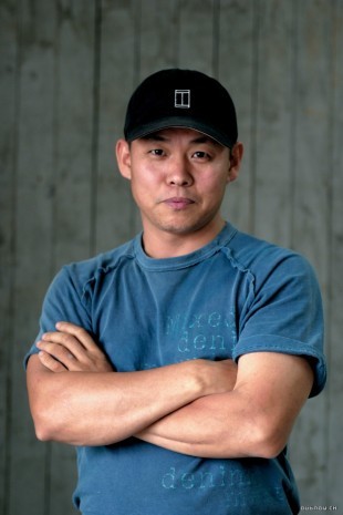 김기덕 영화감독 / 김기덕, 토토사이트 메인 디자인 파괴하다
