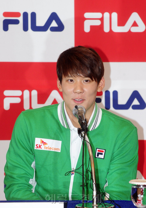 9일 서울 소공동 롯데호텔에서 'FILA 휠라-박태환 선수 후원 협약식'이 열린 가운데 박태환 선수가 소감을 밝히고 있다. 이번 후원 협약에 따라 박태환은 휠라로부터 스포츠의류 및 용품일체(수영경기 용품 제외)를 지원 받는다. 박해묵 기자/mook@heraldm.com
9일 서울 소공동 롯데호텔에서 'FILA 휠라-박태환 선수 후원 협약식'이 열린 가운데 박태환 선수가 소감을 밝히고 있다. 이번 후원 협약에 따라 박태환은 휠라로부터 스포츠의류 및 용품일체(수영경기 용품 제외)를 지원 받는다. 박해묵 기자/mook@heraldm.com
