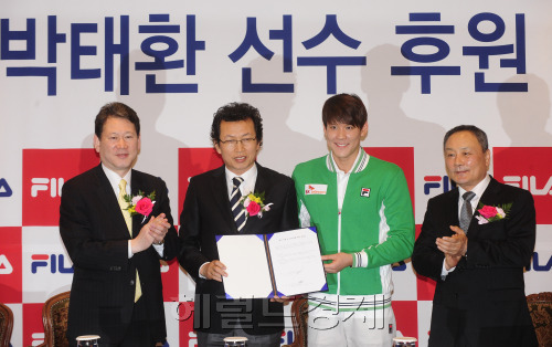 9일 서울 소공동 롯데호텔에서 'FILA 휠라-박태환 선수 후원 협약식'이 열린 가운데 박태환 선수가 이기호 사장과 협약서를 들고 포즈를 취하고 있다. 이번 후원 협약에 따라 박태환은 휠라로부터 스포츠의류 및 용품일체(수영경기 용품 제외)를 지원 받는다. 박해묵 기자/mook@heraldm.com
9일 서울 소공동 롯데호텔에서 'FILA 휠라-박태환 선수 후원 협약식'이 열린 가운데 박태환 선수가 이기호 사장과 협약서를 들고 포즈를 취하고 있다. 이번 후원 협약에 따라 박태환은 휠라로부터 스포츠의류 및 용품일체(수영경기 용품 제외)를 지원 받는다. 박해묵 기자/mook@heraldm.com