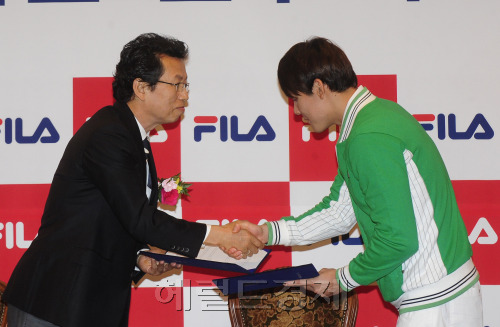 9일 서울 소공동 롯데호텔에서 'FILA 휠라-박태환 선수 후원 협약식'이 열린 가운데 박태환 선수가 이기호 사장과 협약서를 교환하고 있다. 이번 후원 협약에 따라 박태환은 휠라로부터 스포츠의류 및 용품일체(수영경기 용품 제외)를 지원 받는다. 박해묵 기자/mook@heraldm.com
9일 서울 소공동 롯데호텔에서 'FILA 휠라-박태환 선수 후원 협약식'이 열린 가운데 박태환 선수가 이기호 사장과 협약서를 교환하고 있다. 이번 후원 협약에 따라 박태환은 휠라로부터 스포츠의류 및 용품일체(수영경기 용품 제외)를 지원 받는다. 박해묵 기자/mook@heraldm.com