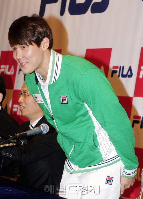 9일 서울 소공동 롯데호텔에서 'FILA 휠라-박태환 선수 후원 협약식'이 열린 가운데 박태환 선수가 협약식에 앞서 인사를 하고 있다. 이번 후원 협약에 따라 박태환은 휠라로부터 스포츠의류 및 용품일체(수영경기 용품 제외)를 지원 받는다. 박해묵 기자/mook@heraldm.com
9일 서울 소공동 롯데호텔에서 'FILA 휠라-박태환 선수 후원 협약식'이 열린 가운데 박태환 선수가 협약식에 앞서 인사를 하고 있다. 이번 후원 협약에 따라 박태환은 휠라로부터 스포츠의류 및 용품일체(수영경기 용품 제외)를 지원 받는다. 박해묵 기자/mook@heraldm.com