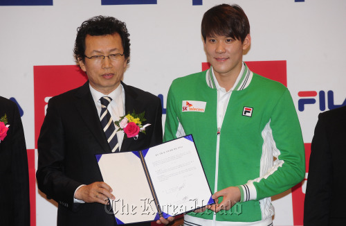 9일 서울 소공동 롯데호텔에서 'FILA 휠라-박태환 선수 후원 협약식'이 열린 가운데 박태환 선수가 이기호 사장과 협약서를 들고 포즈를 취하고 있다. 이번 후원 협약에 따라 박태환은 휠라로부터 스포츠의류 및 용품일체(수영경기 용품 제외)를 지원 받는다. 박해묵 기자/mook@heraldm.com
Park Tae-hwan (right) poses with FILA Korea president Lee Ki-ho after signing a sponsorship deal with the sports brand at Lotte Hotel, Seoul, Monday.   Park Hae-mook/The Korea Herald
