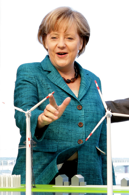 <YONHAP PHOTO-0055> Angela Merkel, Germany's chancellor, inspects a model of the Energie Baden-Wuerttemberg (EnBW) Baltic 1 wind farm during the official opening ceremony in Zingst, Germany, on Monday, May 2, 2011. Baltic 1, operated by EnBW and located around 10 miles north of the Darss Peninsula in the Baltic Sea, is a 50-megawatt wind farm of 21 Siemens turbines that produce power for around 50,000 households. Photographer: Hannelore Foerster/Bloomberg *** Local Caption *** Angela Merkel/2011-05-04 01:17:08/ <저작권자 ⓒ 1980-2011 ㈜연합뉴스. 무단 전재 재배포 금지.>
Angela Merkel