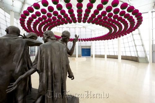 Kimsooja’s installation “Lotus: Zone of Zero” in the same room as Auguste Rodin’s masterpiece “The Burghers of Calais” at PLATEAU. PLATEAU