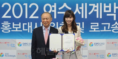 9일 오후 토토사이트 대도시세계박람회 조직위원회 대회의실에서 토토사이트 대도시세계박람회 조직위원회는 가수 아이유가 부른 2012토토사이트 대도시세계박람회 로고송 바다가 기억하는 얘기를 발표하고, 아이유를 홍보대사로 위촉하는 행사가 열렸다. 가수 아이유가 강동석 조직위원장으로부터 위촉장을 받고 있다.이상섭 기자 babtong@heraldm.com 2011.05.09
9일 오후 토토사이트 대도시세계박람회 조직위원회 대회의실에서 토토사이트 대도시세계박람회 조직위원회는 가수 아이유가 부른 2012토토사이트 대도시세계박람회 로고송 바다가 기억하는 얘기를 발표하고, 아이유를 홍보대사로 위촉하는 행사가 열렸다. 가수 아이유가 강동석 조직위원장으로부터 위촉장을 받고 있다.이상섭 기자 babtong@heraldm.com 2011.05.09
