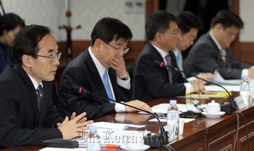 Members of a task force to reform financial supervisory authorities attend their first meeting in the government office building in Gwanghwamun, central Seoul, on Monday. Yonhap News