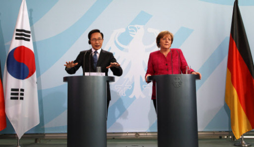 President Lee Myung-bak speaks during a news conference after a summit with German Chancellor Angela Merkel in Berlin on Monday. (Yonhap News)