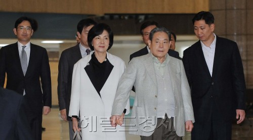 이건희 IOC위원(삼성전자 회장)과 홍라희 여사가 10일 오전 평창 동계올림픽 유치와 관련하여 김포공항을 통해 스위스 로잔으로 출국하고 있다.<br />이상섭 기자 babtong@heraldm.com 2011.05.10
이건희 IOC위원(삼성전자 회장)과 홍라희 여사가 10일 오전 평창 동계올림픽 유치와 관련하여 김포공항을 통해 스위스 로잔으로 출국하고 있다.
이상섭 기자 babtong@heraldm.com 2011.05.10