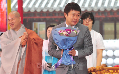 불기 2555년 부처님오신날인 10일 서울 종로구 견지동 조계사에서 법요식이 열려 개그맨 이수근이 불자대상을 받고 있다.<br />김명섭 기자 msiron@
불기 2555년 부처님오신날인 10일 서울 종로구 견지동 조계사에서 법요식이 열려 개그맨 이수근이 불자대상을 받고 있다.
김명섭 기자 msiron@