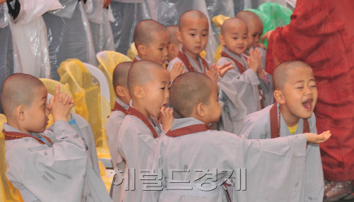 불기 2555년 부처님오신날인 10일 서울 종로구 견지동 조계사에서 법요식이 열려 동자승들이 천진난만한 표정을 짓고 있다.<br />김명섭 기자 msiron@
불기 2555년 부처님오신날인 10일 서울 종로구 견지동 조계사에서 법요식이 열려 동자승들이 천진난만한 표정을 짓고 있다.
김명섭 기자 msiron@