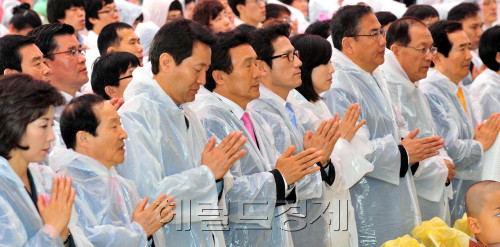 불기 2555년 토토사이트 순위인 10일 서울 종로구 견지동 조계사에서 법요식이 열려 손학규 민주당대표 황우여 한나라당 원내대표 등 참석한 정치인들이 합장을 하고 있다.<br alt=