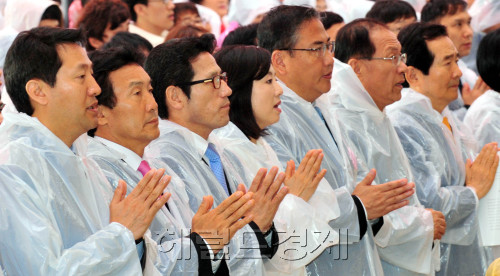 불기 2555년 부처님오신날인 10일 서울 종로구 견지동 조계사에서 법요식이 열려 오세훈 서울시장 손학규 민주당대표 정병국 문화체육관광부장관 조윤선 한나라당 의원 박진 한나나랑 의원 황우여 한나라당 원내대표 정세균 민주당의원이 합장하고 있다.<br />김명섭 기자 msiron@
불기 2555년 부처님오신날인 10일 서울 종로구 견지동 조계사에서 법요식이 열려 오세훈 서울시장 손학규 민주당대표 정병국 문화체육관광부장관 조윤선 한나라당 의원 박진 한나나랑 의원 황우여 한나라당 원내대표 정세균 민주당의원이 합장하고 있다.
김명섭 기자 msiron@