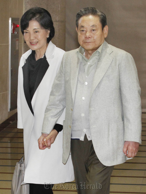 Samsung Electronics chairman and International Olympic Committee member Lee Kun-hee and his wife leave Seoul for Lausanne, Switzerland, on Tuesday, to participate in an IOC technical meeting.   Lee Sang-sub/The Korea Herald
