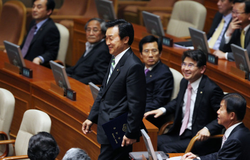 <YONHAP PHOTO-1789> '개선장군' 손학규 (서울=연합뉴스) 임헌정 기자 = 4.27 재보궐선거에서 당선된 민주당 손학규 대표가 29일 국회 본회의장에서 열린 본회의에서 선서를 위해 발언대로 나서며 환하게 웃고 있다. 2011.4.29 kane@yna.co.kr/2011-04-29 15:09:33/ <저작권자 ⓒ 1980-2011 ㈜연합뉴스. 무단 전재 재배포 금지.>
Rep. Sohn Hak-kyu, leader of the main opposition Democratic Party, attends a parliamentary session on April 29. Yonhap News