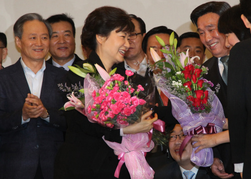 <YONHAP PHOTO-1001> 밝게 웃는 박근혜 전 대표 (영종도=연합뉴스) 백승렬 기자 = 대통령 특사로 유럽 3개국을 순방을 마치고 귀국한 한나라당 박근혜 전 대표가 8일 오전 인천공항에서 환영인사들에게 꽃다발을 받고 환하게 웃고 있다. 2011.5. 8 srbaek@yna.co.kr/2011-05-08 08:10:21/ <저작권자 ⓒ 1980-2011 ㈜연합뉴스. 무단 전재 재배포 금지.>
Rep. Park Geun-hye, former chairwoman of the ruling Grand National Party, is greeted by her supporters upon her arrival at Incheon airport from a European trip Sunday. Yonhap News