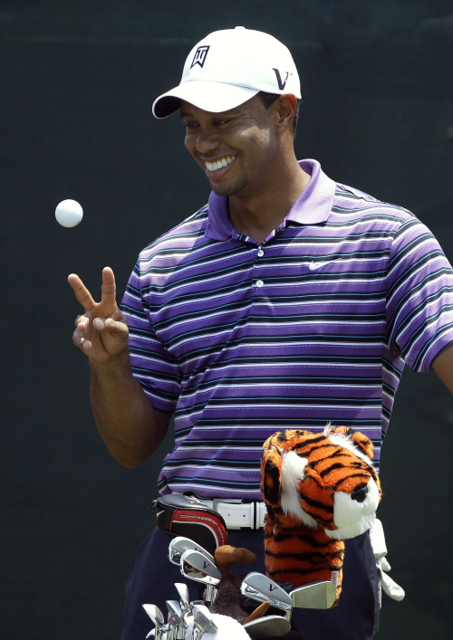 <YONHAP PHOTO-0272> Tiger Woods flips a golf ball while waiting to tee off on the first hole during a practice round for The Players Championship, Tuesday, May 10, 2011, in Ponte Vedra Beach, Fla. (AP Photo/Chris O'Meara)/2011-05-11 06:28:50/ <저작권자 ⓒ 1980-2011 ㈜연합뉴스. 무단 전재 재배포 금지.>
