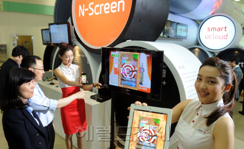 11일 코엑스에서 열리는 "월드 IT쇼 2011"에서 웹기반 앱인 플레이 포토를  스마트폰 태블릿PC IPTV에서 시연하고 있다. 박현구 기자phko@heraldm.com 2011.05.11
한 모델이 KT의 ‘N-스크린’ 서비스 인 ‘플레이 포토(Playphoto)’를 스마트폰 등에서 시연하고 있다.  박현구 기자/phko@