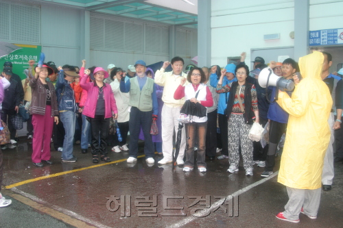 부산저축은행 초량본점을 사흘째 점거농성 중인 예금자가 11일 강제매각 철회와 피해보상을 요구하며 구호를 외치고 있다.  부산=윤정희 기자/cgnhee@heraldm.com