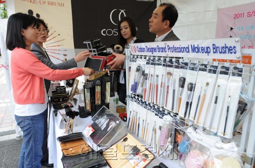 11일 오전 서초구청 광장에서 관내 28개업체, 50여개 품목을 전시하는 제 11회 서초구 우수기업 제품 전시회가 열렸다. 이번에 전시되는 제품들은 발명특허실용신안 등록제품, 친환경웰빙생활용품들이 전시 판매되며, 13일까지 진행된다. 이상섭 기자 babtong@heraldm.com 2011.05.11
11일 오전 서초구청 광장에서 관내 28개업체, 50여개 품목을 전시하는 제 11회 서초구 우수기업 제품 전시회가 열렸다. 이번에 전시되는 제품들은 발명특허실용신안 등록제품, 친환경웰빙생활용품들이 전시 판매되며, 13일까지 진행된다. 이상섭 기자 babtong@heraldm.com 2011.05.11
11일 오전 서초구청 광장에서 관내 28개업체, 50여개 품목을 전시하는 제 11회 서초구 우수기업 제품 전시회가 열렸다. 이번에 전시되는 제품들은 발명특허실용신안 등록제품, 친환경웰빙생활용품들이 전시 판매되며, 13일까지 진행된다. 이상섭 기자 babtong@heraldm.com 2011.05.11
11일 오전 서초구청 광장에서 관내 28개 업체, 50여개 품목을 전시하는 제11회 서초구 우수기업 제품 전시회가 열렸다. 이번에 전시되는 제품은 발명특허실용신안 등록제품, 친환경웰빙생활용품이며, 13일까지 진행된다.  이상섭 기자/babtong@
