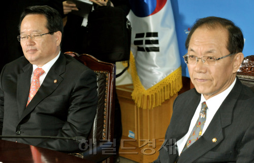 11일 오전 한나라당 여의도당사에서 긴급 소집된 중진연석회의에서 황우여 원내대표와 비대위원장으로 지명된 정의화(왼쪽) 국회부의장이 굳은표정을 짓고 있다.양동출dcyang@heraldm.com/110511/
Grand National Party floor leader Hwang Woo-yea (right) and emergency committee chairman Chung Ui-hwa attend a meeting of the party’s senior lawmakers Wednesday.  Yang Dong-chul/The Korea Herald
