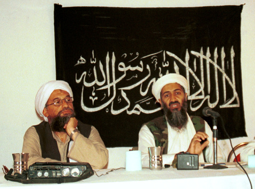 <YONHAP PHOTO-0229> FILE - In this 1998 file photo made available Friday, March 19, 2004, Ayman al-Zawahri, left, holds a press conference with Osama bin Laden in Khost, Afghanistan. A week after the death of Osama bin Laden, his longtime deputy is considered to be the front-runner to succeed the iconic al-Qaida founder but uprisings in the Middle East and changing dynamics within the group could point to another scenario: a decision not to appoint anyone at all to replace the world's most-wanted terrorist. (AP Photo/Mazhar Ali Khan, File)/2011-05-11 06:10:20/ <저작권자 ⓒ 1980-2011 ㈜연합뉴스. 무단 전재 재배포 금지.>
Ayman al-Zawahiri (left) holds a press conference with Osama bin Laden in Khost, Afghanistan.  AP-Yonhap News