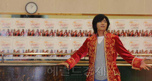 11일 오후 서울 중구 예장동에 위치한 남산 창작센터에서 뮤지컬 ‘모짜르트’의 연습실 공개행사가 열렸다. 뮤지컬 '모차르트'는 세계적인 극작가 미하엘 쿤체와 작곡가 실베스터 르베이가 만든 작품으로 모차르트 역에 임태경, 박은태, 김준수, 전동석 등 실력파 배우들 4명이 주인공으로 캐스팅되었다.<br />이상섭 기자 babtong@heraldm.com 2011.05.11
11일 오후 서울 중구 예장동에 위치한 남산 창작센터에서 뮤지컬 ‘모짜르트’의 연습실 공개행사가 열렸다. 뮤지컬 '모차르트'는 세계적인 극작가 미하엘 쿤체와 작곡가 실베스터 르베이가 만든 작품으로 모차르트 역에 임태경, 박은태, 김준수, 전동석 등 실력파 배우들 4명이 주인공으로 캐스팅되었다.
이상섭 기자 babtong@heraldm.com 2011.05.11