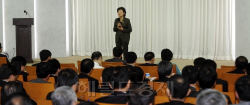 12일 오전 서울시청 후생동 강당에서 제58회 창의서울 아침특강에 강사로 초청된 신달자 시인이 서울시청 본청,사업소 4급이상 간부등 230명을 대상으로 "삶의 지혜(미안해 고마워 사랑해)"를 강의하고 있다. 박해묵 기자/mook@heraldm.com
12일 오전 서울시청 후생동 강당에서 제58회 창의서울 아침특강에 강사로 초청된 신달자 시인이 서울시청 본청,사업소 4급이상 간부등 230명을 대상으로 "삶의 지혜(미안해 고마워 사랑해)"를 강의하고 있다. 박해묵 기자/mook@heraldm.com
12일 오전 서울시청 후생동 강당에서 제58회 창의서울 아침특강에 강사로 초청된 신달자 시인이 서울시청 본청,사업소 4급이상 간부등 230명을 대상으로 "삶의 지혜(미안해 고마워 사랑해)"를 강의하고 있다. 박해묵 기자/mook@heraldm.com
서울시청 후생동 강당에서 ‘제58회 창의서울 아침특강’에 강사로 초청된 신달자 시인이 서울시청 본청,사업소 4급이상 간부 등 230명을 대상으로 ‘삶의 지혜(미안해 고마워 사랑해)’를 강의하고 있다.  박해묵 기자/mook@heraldm.com