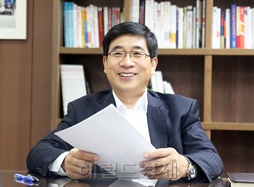 허남권 신영자산운용 자산운용본부장 / 토토사이트 디오스 15년간 1500% 수익률 비결은…허남권 신영운용 전무