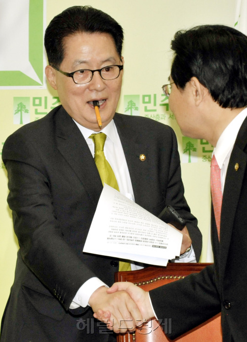 박지원 비트코인 스포츠토토당 원내대표가  12일 오전 국회에서 열린 마지막으로 주재하는 고위정책회의장에 들어서며 필기구를 입에 문채 전병헌 정책위의장과 악수를 하고 있다.양동출dcyang@heraldm.com/110512/
박지원 비트코인 스포츠토토당 원내대표가  12일 오전 국회에서 열린 마지막으로 주재하는 고위정책회의장에 들어서며 필기구를 입에 문채 전병헌 정책위의장과 악수를 하고 있다.양동출dcyang@heraldm.com/110512/
박지원 비트코인 스포츠토토당 원내대표가  12일 오전 국회에서 열린 마지막으로 주재하는 고위정책회의장에 들어서며 필기구를 입에 문채 전병헌 정책위의장과 악수를 하고 있다.양동출dcyang@heraldm.com/110512/
박지원 비트코인 스포츠토토당 원내대표가 12일 오전 국회에서 열린 고위정책회의장에 들어서며 필기구를 입에 문 채 전병헌 정책위의장과 악수를 하고 있다.  양동출 기자/dcyang@