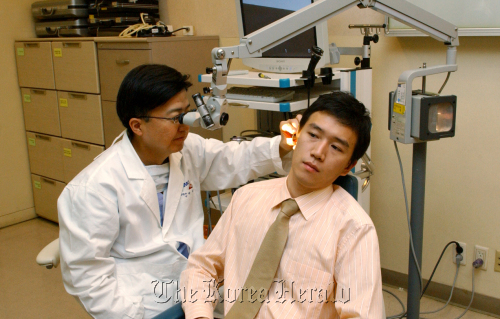 Dr. Chung Won-ho of Samsung Medical Center checks a patient’s ear in connection with his dizziness.
Samsung Medical Center
Dr. Chung Won-ho of Samsung Medical Center checks a patient’s ear in connection with his dizziness.
Samsung Medical Center