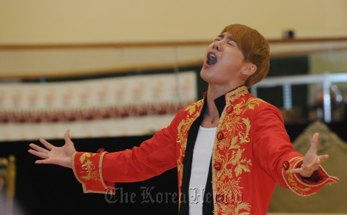 Kim Jun-su performs a song from the musical “Mozart!” at Namsan Creative Center on Wednesday. Lee Sang-sub/ The Korea Herald
