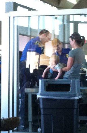 미국 공항 몸수색-아기/ US defends frisking of baby at airport