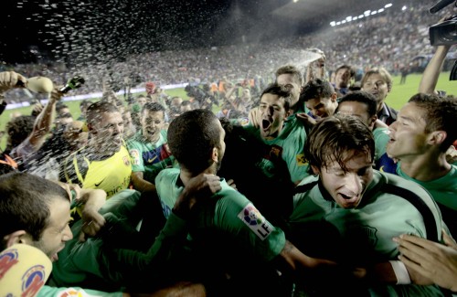 <YONHAP PHOTO-0363> Barcelona players spray sparkling wine after winning the Spanish La Liga league title at the end of the Spanish La Liga soccer match against Levante at the Ciutat de Valencia stadium in Valencia, Spain, Wednesday, May 11 , 2011. The match ended iin a 1-1 draw (AP Photo/Fernando Bustamante)/2011-05-12 05:36:22/ <저작권자 ⓒ 1980-2011 ㈜연합뉴스. 무단 전재 재배포 금지.>
Barcelona players celebrate after winning the Spanish league title.  AP-Yonhap News