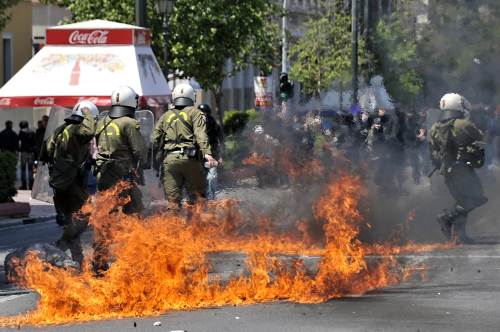 <YONHAP PHOTO-2762> Riot police clash with demonstrators during a protest against austerity measures in Athens on May 11, 2011. Thousands of Greeks took to the streets today as a general strike shut down the country against a new raft of government austerity measures designed to forestall a costly debt overhaul. Some 20,000 people marched in Athens and Thessaloniki, according to police, in separate union protests against a recovery blueprint applied by Greece's creditors which many here blame for pushing the country into deep recession. AFP PHOTO / ARIS MESSINIS /2011-05-11 21:36:51/ <저작권자 ⓒ 1980-2011 ㈜연합뉴스. 무단 전재 재배포 금지.>