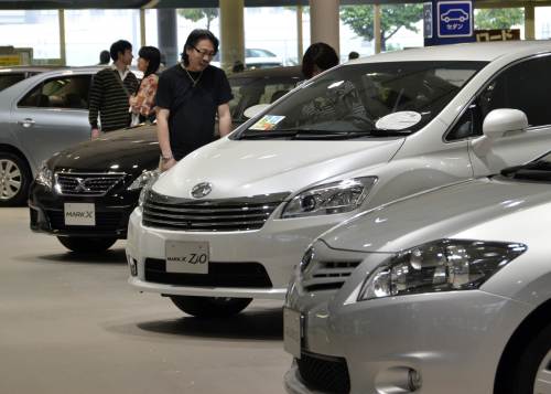 <YONHAP PHOTO-1892> Toyota vehicles are displayed at a showroom in Tokyo on May 11, 2011. Toyota said its operating profit for the year ended March more than tripled from a year earlier, but said it saw a 110 billion yen (1.36 billion USD) hit from the March 11 earthquake and tsunami. AFP PHOTO / Yoshikazu TSUNO /2011-05-11 16:30:49/ <저작권자 ⓒ 1980-2011 ㈜연합뉴스. 무단 전재 재배포 금지.>
Toyota vehicles are displayed at a showroom in Tokyo.  AFP-Yonhap News