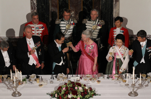 <YONHAP PHOTO-0450> 건배하는 李 대통령과 마그레테 2세 여왕 (코펜하겐=연합뉴스) 김병만 기자 = 덴마크를 방문한 이명박 대통령이 11일 오후(현지시간) 프레덴스보궁에서 열린 국빈 만찬에서 마그레테 2세 여왕 등 참석자들과 건배하고 있다. 왼쪽부터 김성환 외교통상부장관, 여왕의 부군 프린스 헨릭, 이 대통령, 마그레테 2세 여왕, 김윤옥 여사, 프레데릭 왕세자. 2011.5.12 kimb01@yna.co.kr/2011-05-12 06:29:50/ <저작권자 ⓒ 1980-2011 ㈜연합뉴스. 무단 전재 재배포 금지.>
President Lee Myung-bak and Queen Margrethe II of Denmark make a toast during a state dinner at the Fredensborg Palace on Wednesday, the first day of Lee’s two-day state visit to the Scandinavian country. Yonhap News