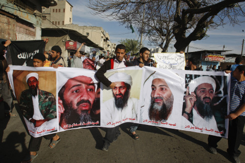 <YONHAP PHOTO-0203> A Palestinian carries a picture of al-Qaida chief Osama bin Laden during a rally in Gaza City, Saturday, May 7, 2011. The Arabic on the poster reads "We are your soldiers, oh Osama" and the Arabic on the banner reads "Martyr of the Muslim people, Osama bin Laden". (AP Photo/Hatem Moussa)/2011-05-08 01:43:03/ <저작권자 ⓒ 1980-2011 ㈜연합뉴스. 무단 전재 재배포 금지.>
A Palestinian carries a picture of al-Qaida chief Osama bin Laden during a rally in Gaza City.  AP-Yonhap News