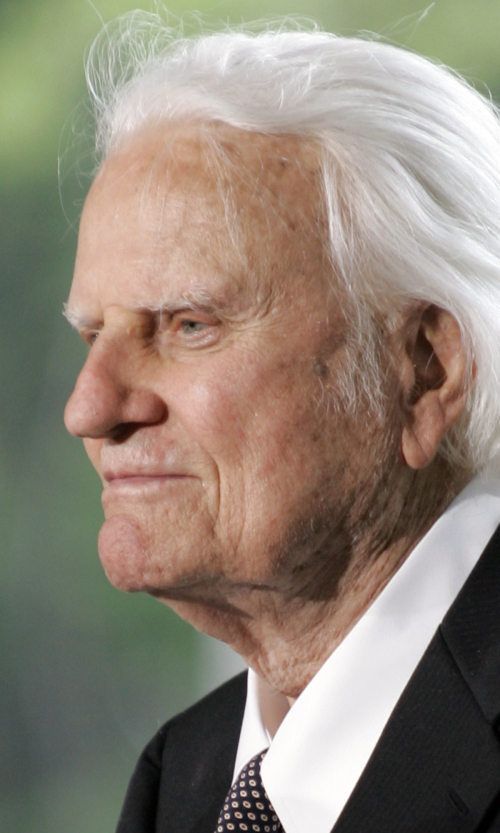<YONHAP PHOTO-0514> FILE - This May 31, 2007 file photo shows the Rev. Billy Graham during the dedication for the Billy Graham Library in Charlotte, N.C. Graham was admitted to an Asheville, N.C. hospital on Wednesday, May 11, 2011 for treatment for pneumonia. Doctors say the 92-year-old Graham came to Mission Hospital Wednesday morning after suffering a health episode overnight. Initial testing suggest pneumonia, and diagnostic studies show his heart is normal. Graham spokesman Larry Ross says the evangelist is feeling better since he arrived at the hospital. (AP Photo/Nell Redmond) (AP Photo/Chuck Burton, File)/2011-05-12 06:59:12/ <저작권자 ⓒ 1980-2011 ㈜연합뉴스. 무단 전재 재배포 금지.>
Rev. Billy Graham. AP-Yonhap News