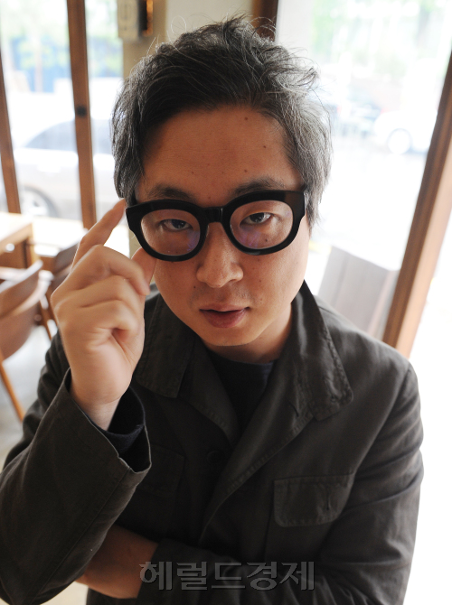 스포츠토토 '써니' 강형철감독.<br />이상섭 기자 babtong@heraldm.com 2011.05.06
스포츠토토 '써니' 강형철감독.
이상섭 기자 babtong@heraldm.com 2011.05.06
