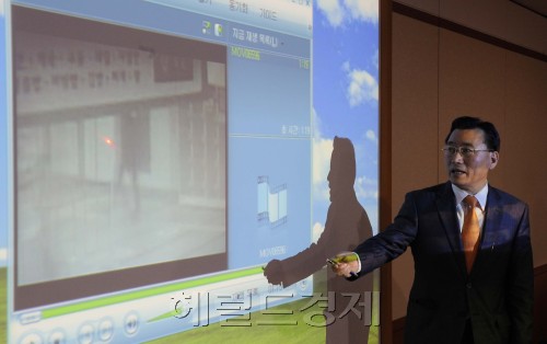 12일 오전 서울역, 강남고속버스터미널 사물함 폭발과 관련하여 서울지방경찰청 브리핑실에서 이상정 서울지방경찰청 형사과장이 CCTV영상을 보며 브리핑을 하고 있다. 이상섭 기자 babtong@heraldm.com 2011.05.12
12일 오전 서울역, 강남고속버스터미널 사물함 폭발과 관련하여 서울지방경찰청 브리핑실에서 이상정 서울지방경찰청 형사과장이 CCTV영상을 보며 브리핑을 하고 있다. 이상섭 기자 babtong@heraldm.com 2011.05.12