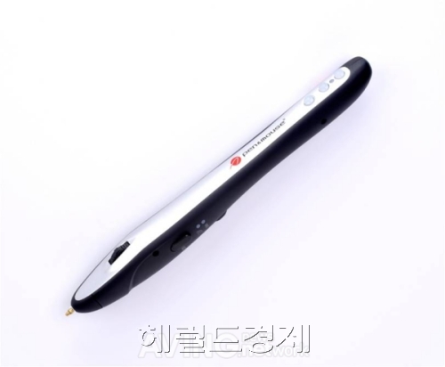 아이에스브이의 펜 마우스 '돌핀'. 일반 PC와 노트북, 태블릿 등에서 마우스 대용으로 사용할 수 있다.