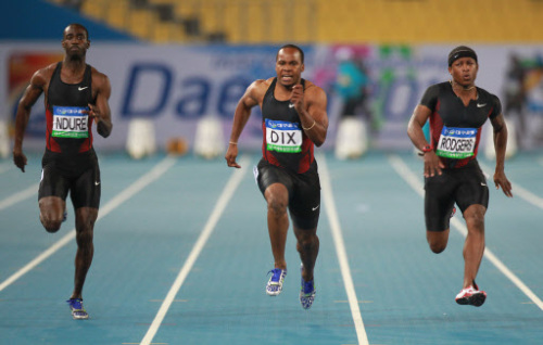 (Walter Dix (center) wins the men's 100 meter race at the Colorful Daegu Pre-Championships Meeting on Thursday. (Yonhap News)