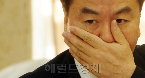 신제윤 금융위원회 부위원장이 12일 론스타의 외환은행 대주주 적격 및 하나지주금융지주의 외환은행 자회사 편입 심사를 보류한다고 밝힌 가운데 13일 오전 서울 여의도 렉싱턴호텔에서 열린 회계산업 선진화방안 마련을 위한 민관합동위원회에 참석해 심각한 표정으로 회의에 임하고 있다. 박해묵 기자/mook@heraldm.com
신제윤 금융위원회 부위원장이 12일 론스타의 외환은행 대주주 적격 및 하나지주금융지주의 외환은행 자회사 편입 심사를 보류한다고 밝힌 가운데 13일 오전 서울 여의도 렉싱턴호텔에서 열린 회계산업 선진화방안 마련을 위한 민관합동위원회에 참석해 심각한 표정으로 회의에 임하고 있다. 박해묵 기자/mook@heraldm.com