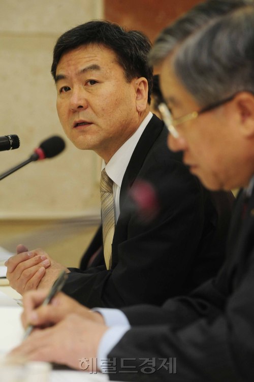 신제윤 금융위원회 부위원장이 12일 론스타의 외환은행 대주주 적격 및 하나지주금융지주의 외환은행 자회사 편입 심사를 보류한다고 밝힌 가운데 13일 오전 서울 여의도 렉싱턴호텔에서 열린 회계산업 선진화방안 마련을 위한 민관합동위원회에 참석해 모두발언을 하고 있다. 박해묵 기자/mook@heraldm.com
신제윤 금융위원회 부위원장이 12일 론스타의 외환은행 대주주 적격 및 하나지주금융지주의 외환은행 자회사 편입 심사를 보류한다고 밝힌 가운데 13일 오전 서울 여의도 렉싱턴호텔에서 열린 회계산업 선진화방안 마련을 위한 민관합동위원회에 참석해 모두발언을 하고 있다. 박해묵 기자/mook@heraldm.com