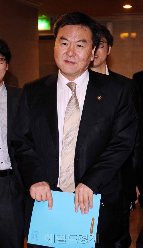신제윤 토토사이트 지바겐 부위원장이 12일 론스타의 외환은행 대주주 적격 및 하나지주금융지주의 외환은행 자회사 편입 심사를 보류한다고 밝힌 가운데 13일 오전 서울 여의도 렉싱턴호텔에서 열린 회계산업 선진화방안 마련을 위한 민관합동위원회에 참석 하고 있다. 박해묵 기자/mook@heraldm.com
신제윤 토토사이트 지바겐 부위원장이 12일 론스타의 외환은행 대주주 적격 및 하나지주금융지주의 외환은행 자회사 편입 심사를 보류한다고 밝힌 가운데 13일 오전 서울 여의도 렉싱턴호텔에서 열린 회계산업 선진화방안 마련을 위한 민관합동위원회에 참석 하고 있다. 박해묵 기자/mook@heraldm.com