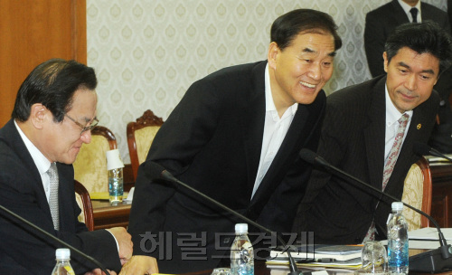 ‘특임장관 사퇴설’까지 나왔던 이재오<왼쪽> 장관이 13일 국가정책조정회의에 참석, “지난번에 안 나왔더니 얼마나 뭐라고 하던지…”라며 머쓱한 웃음을 짓고 있다.
박현구 기자/phko@heraldm.com